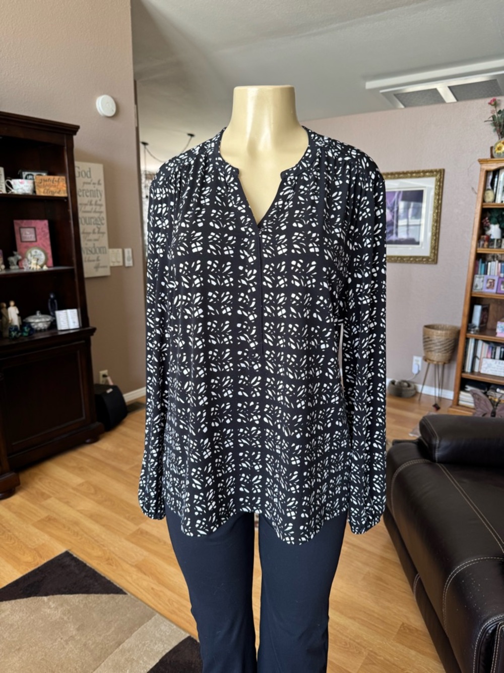 Liz Claiborne black & white long sleeve Vneck blouse-size XL
